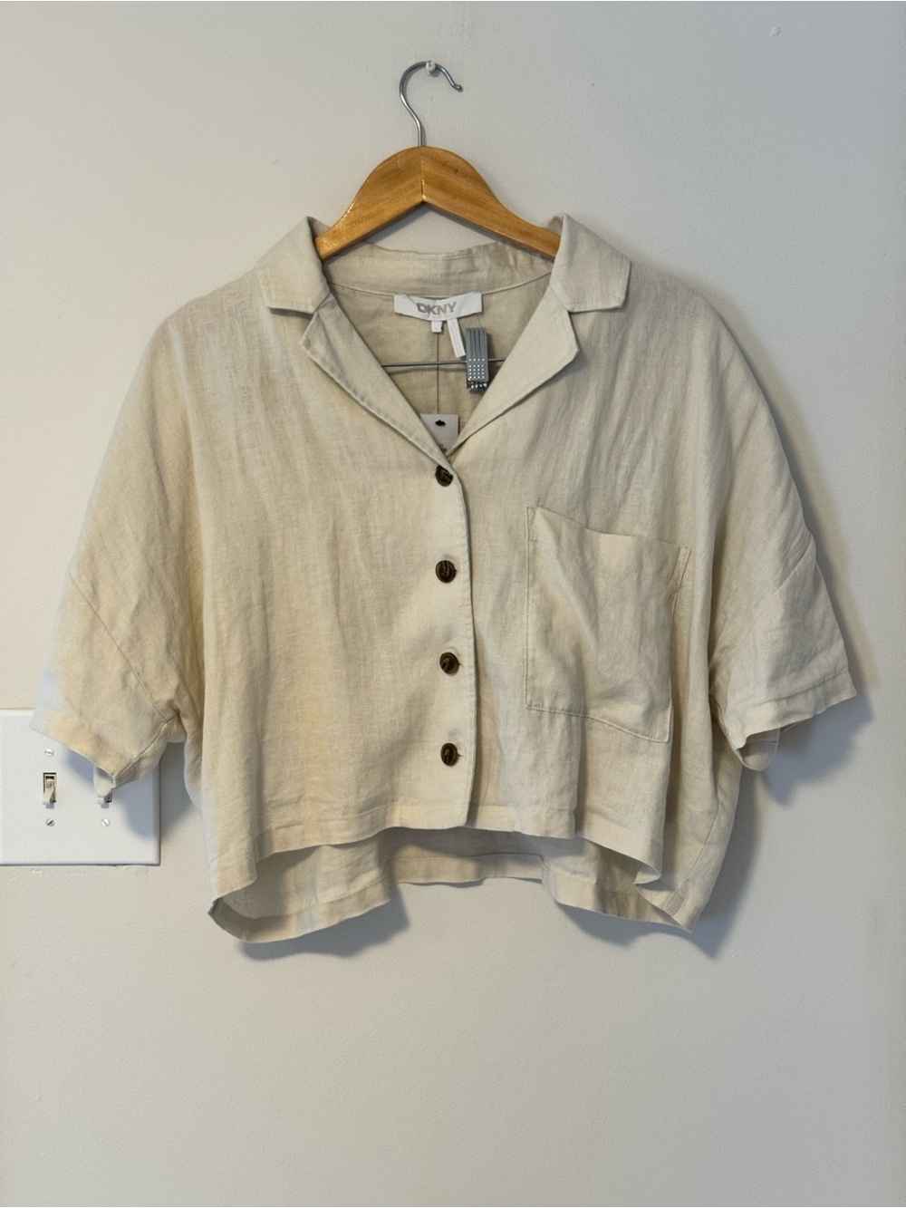 Shirt or short jacket. Made of linen, with short sleeves.